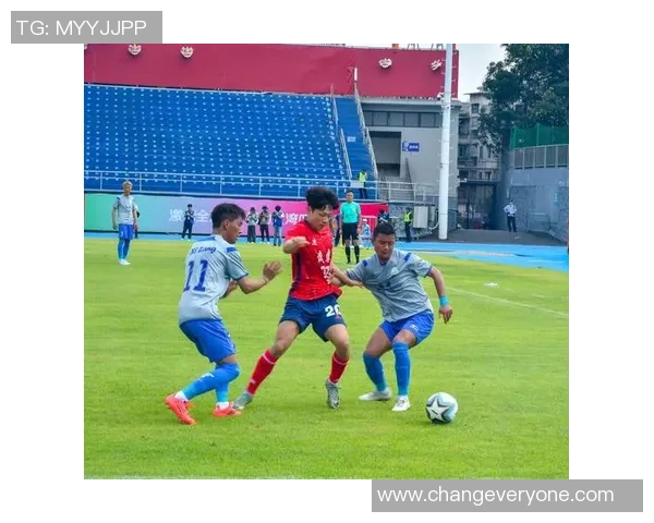 广州足球队的转型之路：从传统强队到现代足球先锋的蜕变与挑战